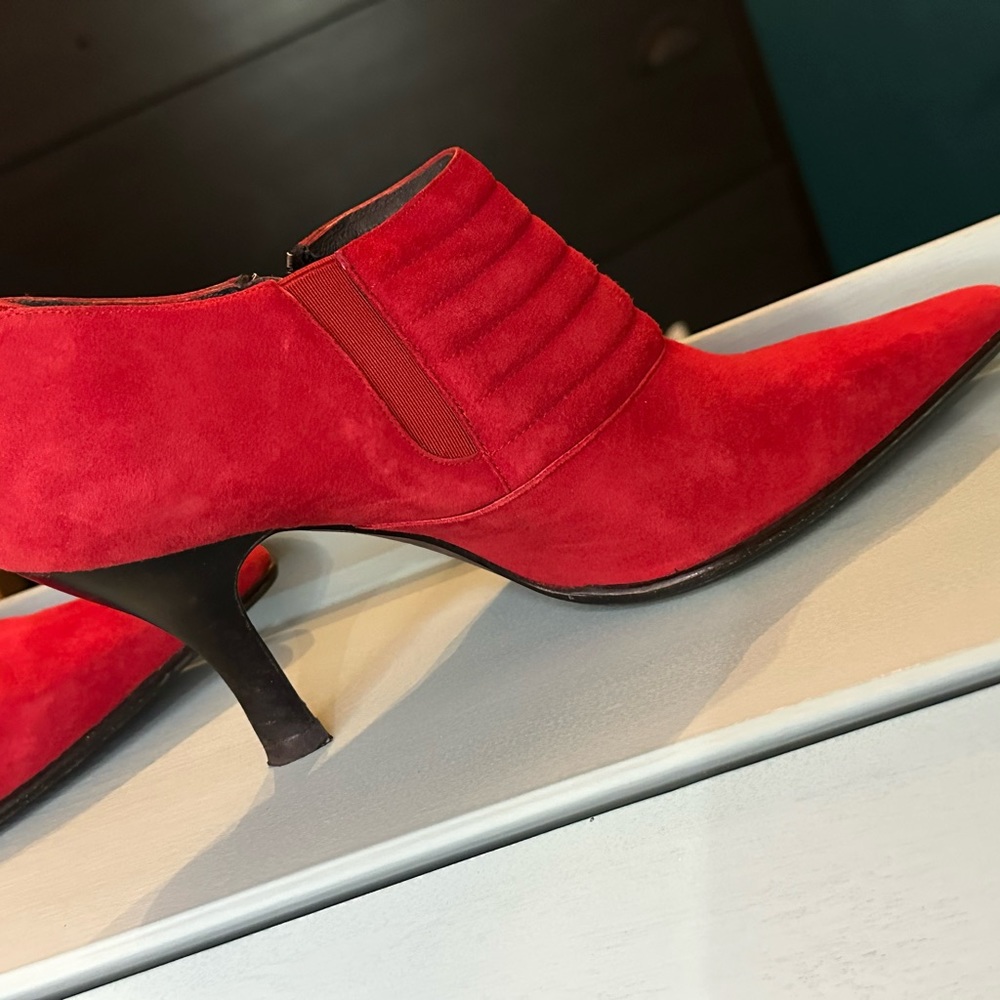 Donald Pliner Monica Pointedy Toe Red Suede Bootie Size 7.5 M women’s shoes